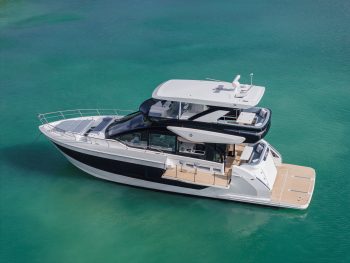 Cruisers Yachts 57 Fly