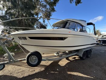 Alternative view of Parker 750 Cabin Cruiser